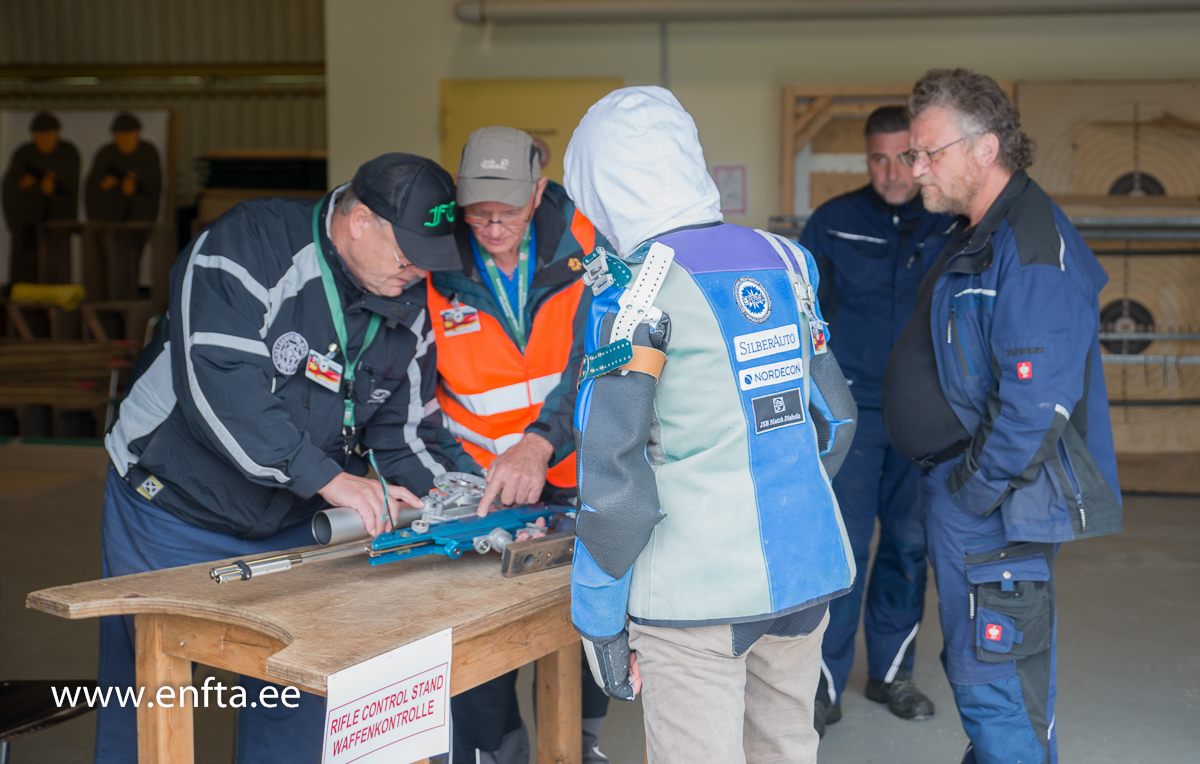 039 Specialist doing their work